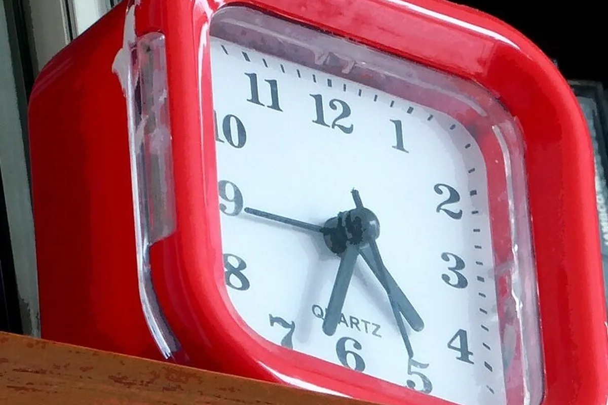 Reloj rojo de mesita sin personas